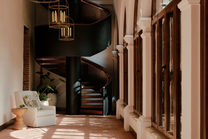 Four Seasons Cartagena tarihi pencereli koridor ve siyah spiral merdiven