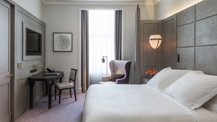 Four Seasons Hotel London at Ten Trinity Square Guestroom