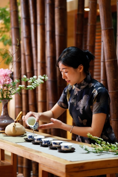 Tea Master Ms. Rita Feng